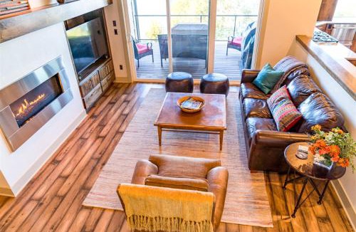 Southern Crossing House | Bluebird Day - Smokestack River House