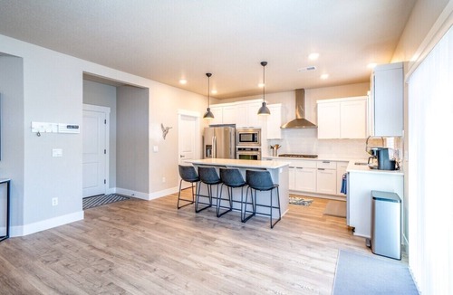 Century West House | Bluebird Day - Tippy Toe, Spacious 4BR home in Bend with modern amenities and pet-friendly options.