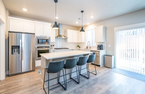 Century West House | Bluebird Day - Tippy Toe, Spacious 4BR home in Bend with modern amenities and pet-friendly options.
