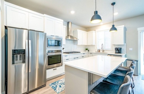 Century West House | Bluebird Day - Tippy Toe, Spacious 4BR home in Bend with modern amenities and pet-friendly options.