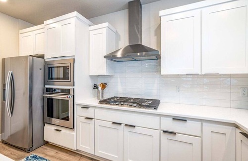 Century West House | Bluebird Day - Tippy Toe, Spacious 4BR home in Bend with modern amenities and pet-friendly options.