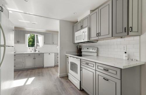 Mid-Beacon Hill Apartment | Blueground Beacon Hill nr groceries parks SEA-702