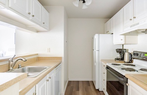 Overlake Apartment | Blueground | Overlake, pool, nr Marymoor Park