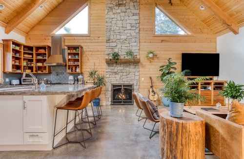 Long Beach Cabin | Boutique Cabin. Beautiful. Luxurious. Hot Tub. Path to Beach.