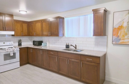 Los Angeles Apartment | Brand New 6BR Near USC & DTLA Perfect for Groups