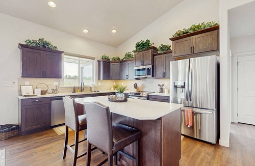 Sisters House | Brand-new beautiful home with private hot tub & mountain views