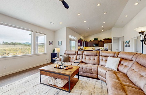 Sisters House | Brand-new beautiful home with private hot tub & mountain views