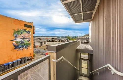 Bremerton House | Brand New Condo Steps from Bremerton Ferry