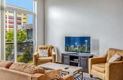 Bremerton House | Brand New Condo Steps from Bremerton Ferry