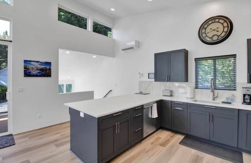 Eugene House | BRAND NEW Luxury Home Near Autzen Stadium
