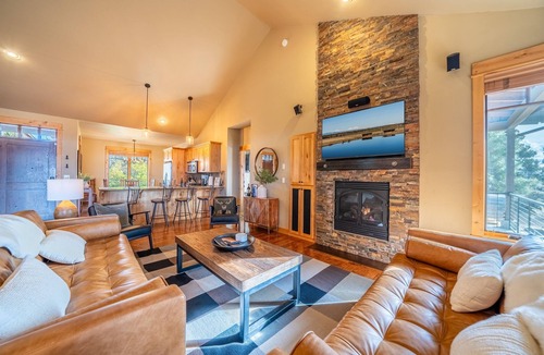 Powell Butte Cabin | Brasada Ranch Cabin 15 | 2 King Suites | Hot Tub