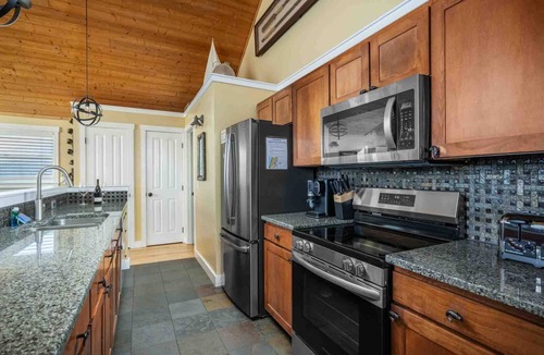 Lincoln Beach House | Breathtaking Ocean Front Views, Hot Tub, Fireplace, Deck, Steps from Sandy Beach, Pet Friendly