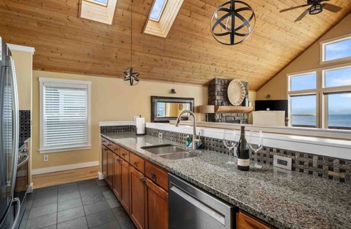 Lincoln Beach House | Breathtaking Ocean Front Views, Hot Tub, Fireplace, Deck, Steps from Sandy Beach, Pet Friendly