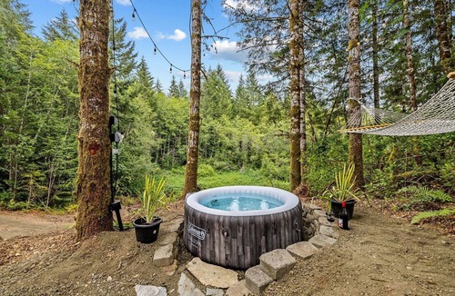 Littlerock Cabin | Breathtaking Tiny House with Jacuzzi and Outdoor Shower in Washington