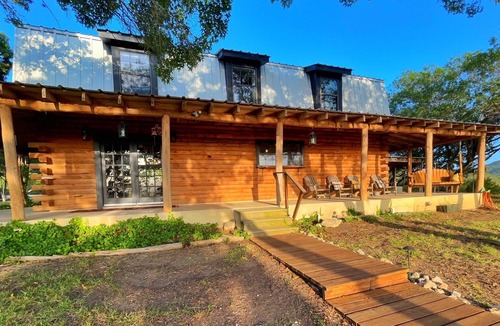 Utopia House | Breathtaking Utopian Hill Top Views 5/2 Log Home w/Hot tub