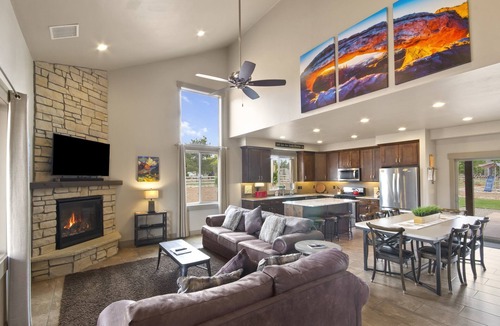 Moab South Valley House | Breccia House, plenty of parking! Sleeps 15