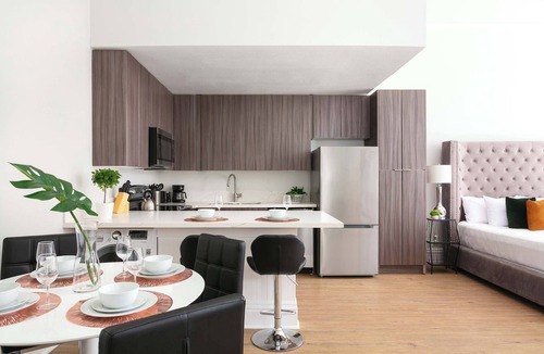 Gaslamp Quarter House | Bright 2BR Loft, Sleeps 7 w/Kitchen & Fast WiFi