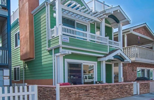West Newport Condo | Bright and Cheery and Green.a beautiful lower unit with lots of personality!