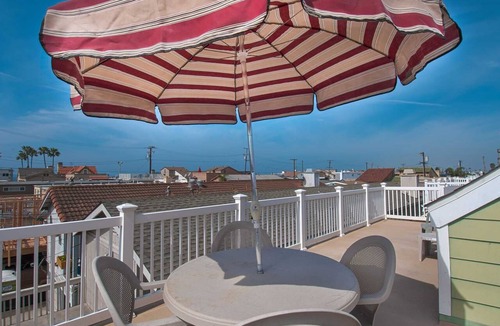 West Newport Condo | Bright and Cheery and Green.a beautiful lower unit with lots of personality!