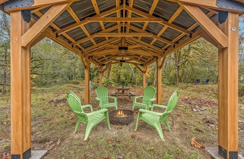 Longview Apartment | Bright and Colorful Tiny Home for Two - Unique Northwest Vacation Rentals