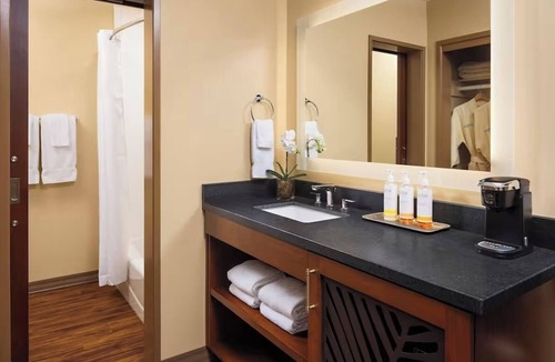 Crown Point Hotel | Bright Bay View Double Suite | Perfect for Group Getaways | 2 units