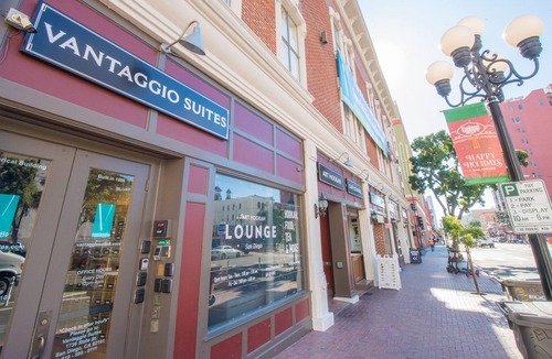 East Village House | Bright, Clean Loft in Downtown San Diego!