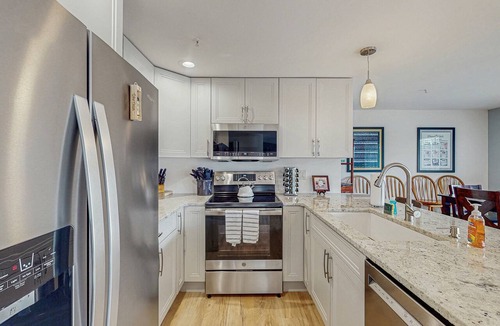 Chelan Condo | Bright condo with pool & hot tub - near downtown & lake
