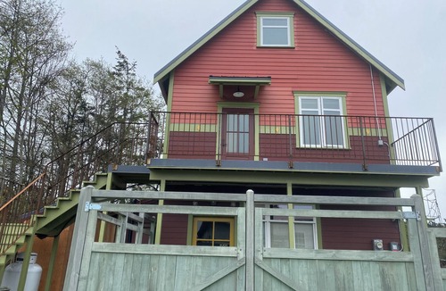 Lopez Island Apartment | Bright one-bedroom in Lopez Village with deck and sunset views