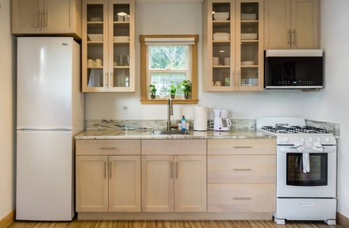Anacortes Apartment | Bright & private studio guesthouse with full kitchen and fireplace