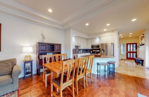 Broken Top Condo | Broken Top townhome with private hot tub, deck, grill, fast WiFi, & washer/dryer