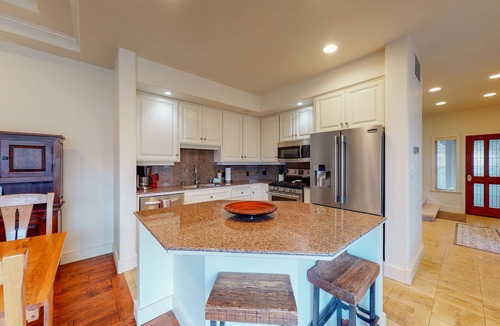 Broken Top Condo | Broken Top townhome with private hot tub, deck, grill, fast WiFi, & washer/dryer