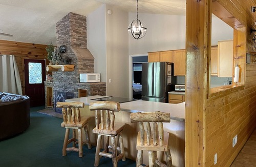 Long Valley Junction Cabin | Bryce & Zion midpoint! Firepit & pool table. ATV trails nearby.
