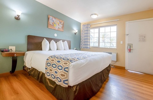 Loma Alta Hotel | Budget-Friendly King Room Close to Oceanside Beach