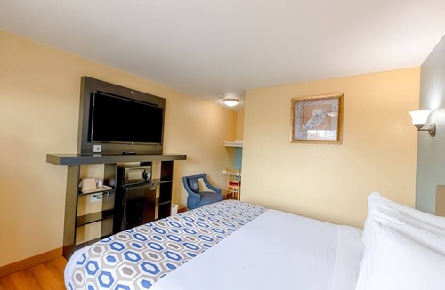 Loma Alta Hotel | Budget-Friendly King Room Close to Oceanside Beach