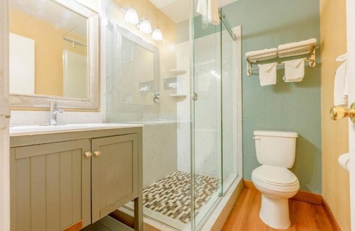 Loma Alta Hotel | Budget-Friendly King Room Close to Oceanside Beach