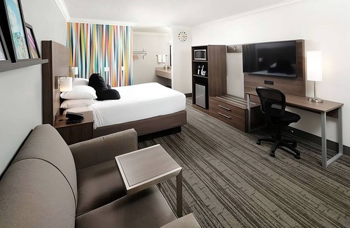 Temecula Hotel | Budget-Friendly Stay in Signature Temecula! Free Parking, Onsite Swimming Pool
