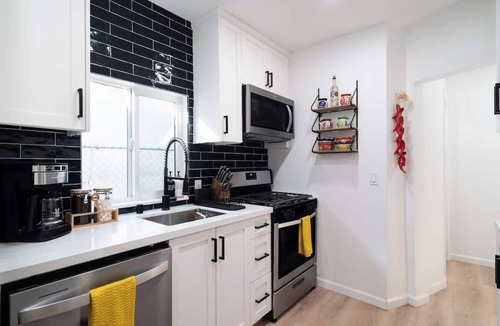 Logan Heights House | Bueno Bueno Casita - 7 min to Downtown - 4 Bdr