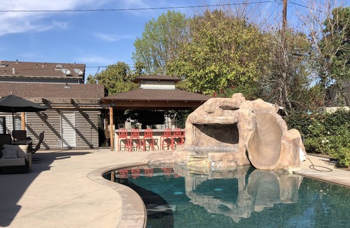 Northwest Anaheim House | Bull - Ekki nota