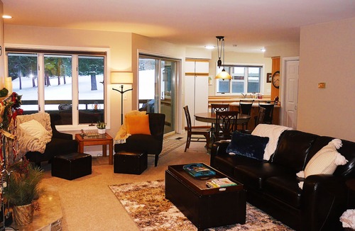 Leavenworth Condo | C-6 Condo-Ensuite-Modern-Golf view