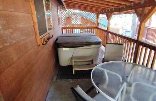 Ashland House | Cabin #11 at Hyatt Lake Resort