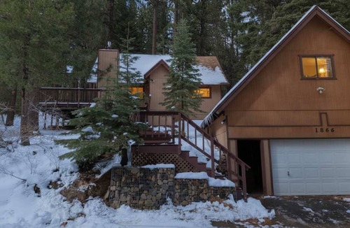 North Upper Truckee Cabin | Cabin close to hiking trails and ski resorts