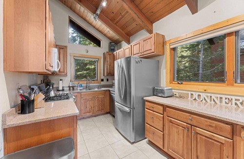 Donner Lake Woods Cabin | Cabin Near Lake Walk To Beach