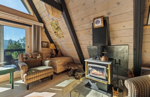 Mi-Wuk Village Cabin | Cabin with Digital Minimalism for true get-away to Sierra outdoors.