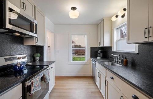 Camas House | Camas Getaway Near Downtown Big Windows