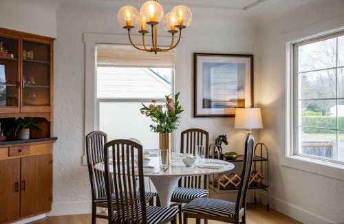 Camas House | Camas Getaway Near Downtown Big Windows