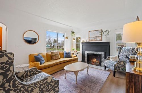 Camas House | Camas Getaway Near Downtown Big Windows
