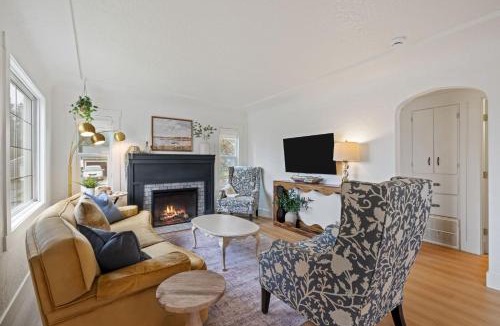 Camas House | Camas Getaway Near Downtown Big Windows