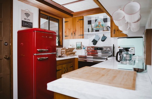 Glacier Cabin | Camp North Fork - dog friendly, WiFi, King bed