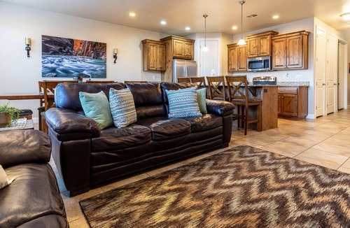 Washington House | Canyon Oasis - 4 bed home in Coral Ridge!