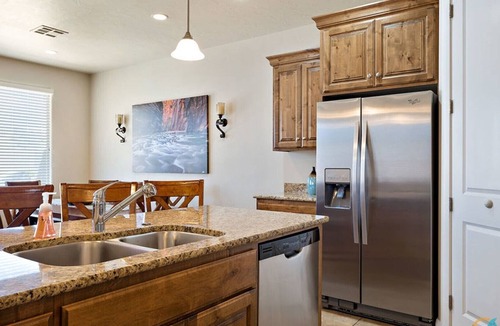 Washington House | Canyon Oasis - 4 bed home in Coral Ridge!